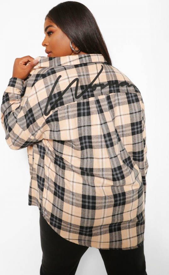 boohoo Plus Oversized Geruite Woman Boyfriend Blouse Met Tekst, Stone