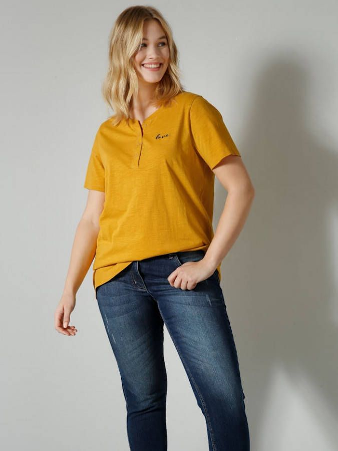 Janet & Joyce Shirt met klein geborduurd opschrift Goudkleur